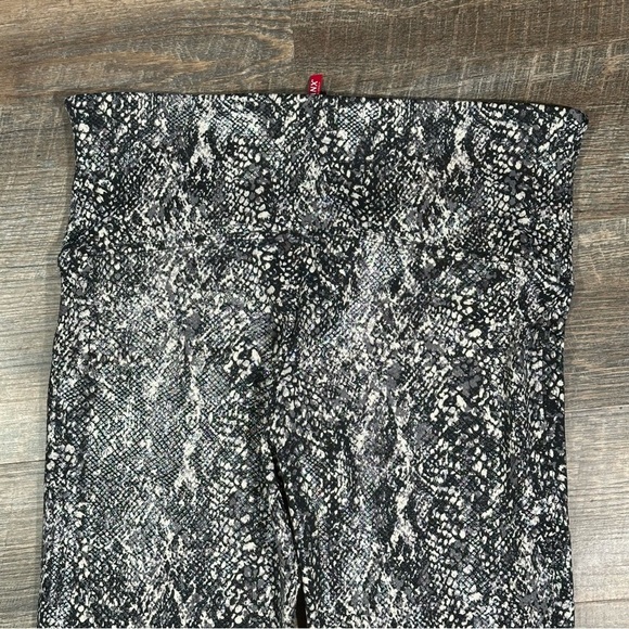 NWOT SPANX Faux Leather Snake Shine Grey Snakeskin Print Leggings 2X - Picture 9 of 12